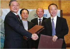  ??  ?? Done deal: Ooi (left) exchanging documents with Darco Water Technologi­es Ltd CEO Thye Kim Meng. Flanking them are Salcon chairman Tan Sri Tee Tam Lee (left) and Darco Water Systems Sdn Bhd director Calvin Thye.