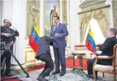  ??  ?? Maduro se prepara para la entrevista con AP, el jueves.