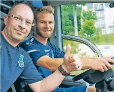  ?? FOTO: THOMAS TARTEMANN ?? Busfahrer Martin Kuppers (links) – hier mit Ex-MSV-Spieler Erik Wille – zog sich eine Rippenprel­lung zu.