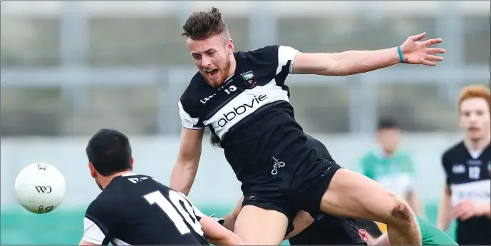  ??  ?? Sligo’s Neil Ewing and Cian Breheny in action in Tullamore.