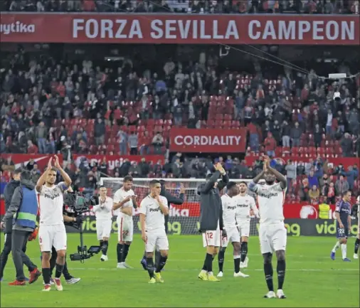  ??  ?? EN LA CIMA DE LA TABLA. Un gol de André Silva y la actuación de Vaclik hacen líder al Sevilla. Los jugadores aplauden al público.