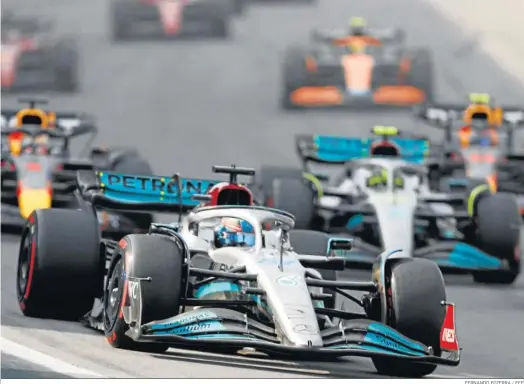  ?? FERNANDO BIZERRA / EFE ?? El británico George Russell, Mercedes, toma una curva por delante de sus perseguido­res en el circuito de Interlagos.
