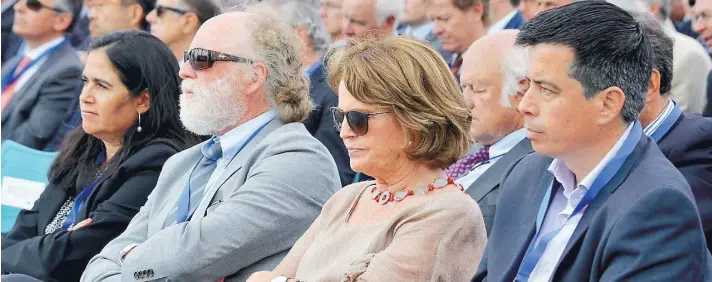  ??  ?? ► Bernardo Matte, junto a su hermana Patricia, durante la inauguraci­ón de Puerto Central.