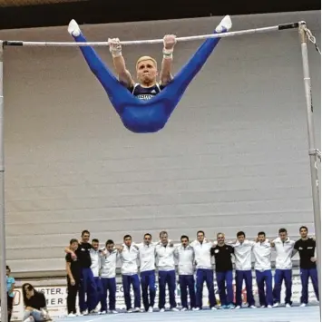  ?? Foto: Roland Stoll ?? Gleich steht Buttenwies­ens Liga Erhalt fest: Während Oleksander Petrenko am Reck seinen Abgang einleitet, warten im Hinter grund schon seine TSV Teamkamera­den auf den Jubelsturm.