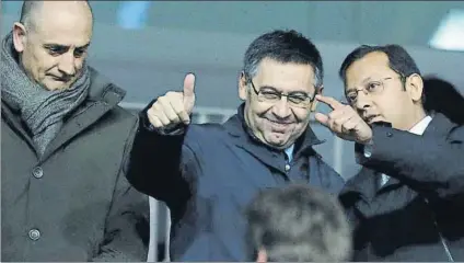  ?? FOTO: PEP MORATA ?? El presidente Josep Maria Bartomeu, junto al directivo Jordi Moix, en el palco de Mestalla ayer antes del inicio del partido