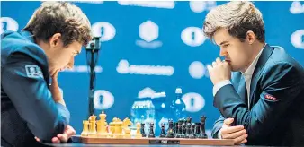  ??  ?? Kein leichtes Spiel für Magnus Carlsen (rechts) in New York, dennoch: Der Norweger bleibt Weltmeiste­r.