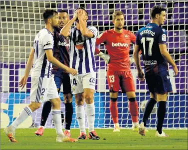  ??  ?? Aitor salvó al Levante de la derrota parando un penalti en el añadido.