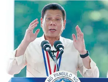  ?? (AP FOTO) ?? ATTENTION, BOUNTY HUNTERS. President Rodrigo Duterte delivers his address before local and foreign dignitarie­s following a wreath-laying ceremony in observance of National Heroes Day at the Heroes Cemetery in Taguig City. In his address, Duterte...