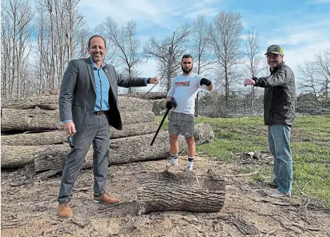  ?? PHIL LO GRECO SPECIAL TO TORSTAR ?? Boxer Lucas Bahdi is flanked by Niagara Falls Mayor Jim Diodati, left, and Coun. Mike Strange at his back-to-basics training camp in a wooded area on the outskirts of the city.