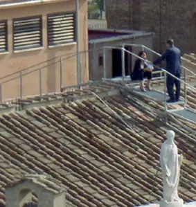  ??  ?? Sul tetto Nella foto a sinistra, Virginia Raggi in un incontro, in cima al Campidogli­o, con Romeo. A destra, Marra
