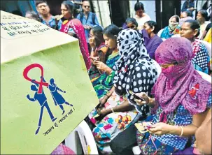  ?? VIJAYANAND GUPTA/HT FILE ?? ▪ Sex workers at an AIDS awareness rally in Mumbai. In 2003, around one in 10 female sex workers in India had HIV. The number fell to one in 64 in 2017.