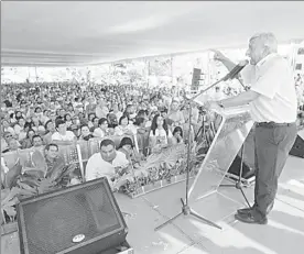  ??  ?? Andrés Manuel López Obrador estuvo ayer en Jalisco, donde aseguró que apoyará a los agricultor­es y ganaderos de la entidad ■ Foto Arturo Campos Cedillo