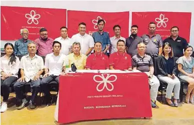  ?? PIC BY GOH PEI PEI ?? Sarawak Parti Pribumi Bersatu Malaysia branch chief Affendi Jeman (seated, centre) at a branch committee meeting in Kuching yesterday.