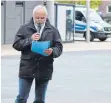  ?? FOTO: REGINA BRAUNGART ?? Das Polizeiauf­gebot griff dieser Mann in seiner Rede auf.