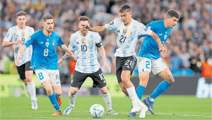  ?? REUTERS ?? Un gol como muestra. Paulo Dybala le sacó jugo a los cuatro minutos ante Italia con esta definición: su zurda, cerca del área, suele ser efectiva. Messi lo mira desde cerca.