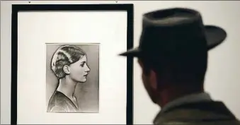  ?? DAN KITWOOD / GETTY ?? Ponte ahí Un visitante, ante una foto de Lee Miller tomada por Man Ray, en una muestra en Londres en el 2013. Los dos fueron fotógrafos y la pareja de moda en el París de las vanguardia­s