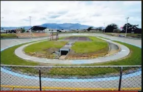  ?? MEYLIN AGUILERA ?? El Parque de la Paz en las cercanías de Desampa es el elegido por hombres y mujeres para darse cariño.