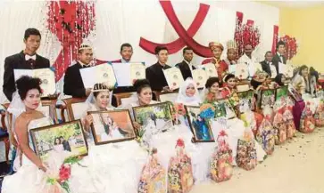  ??  ?? SEPULUH pasangan pengantin yang terdiri daripada pelbagai lapisan kaum diraikan di Maljis Resepsi Perkahwina­n 1Malaysia di Dewan Kampung Kerawat.