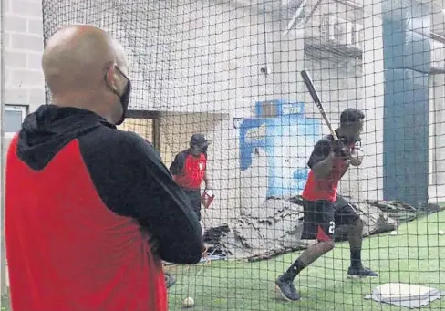  ?? CORTESÍA CLUB VENADOS ?? > El mánager Juan José Pacho observa ayer batear a Randy Romero en el último día de pretempora­da.