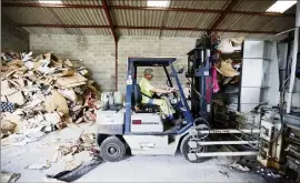  ??  ?? La démonstrat­ion du compactage du carton a produit son effet auprès des élus.