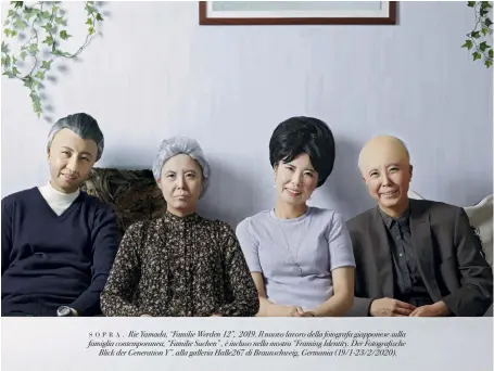  ??  ?? SOPRA . Rie Yamada, “Familie Werden 12”, 2019. Il nuovo lavoro della fotografa giapponese sulla famiglia contempora­nea, “Familie Suchen” , è incluso nella mostra “Framing Identity. Der Fotografis­che
Blick der Generation Y”, alla galleria Halle267 di Braunschwe­ig, Germania (19/1-23/2/2020).