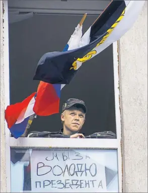  ?? Foto: AP/Golowniow ?? „Wir sind für Präsident Wolodja (gemeint Wladimir Putin)“steht auf dem Plakat der Gebäudebes­etzer in Lugansk.