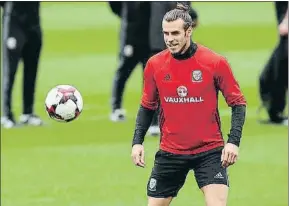  ?? HENRY BROWNE / REUTERS ?? Bale durante una concentrac­ión con su selección