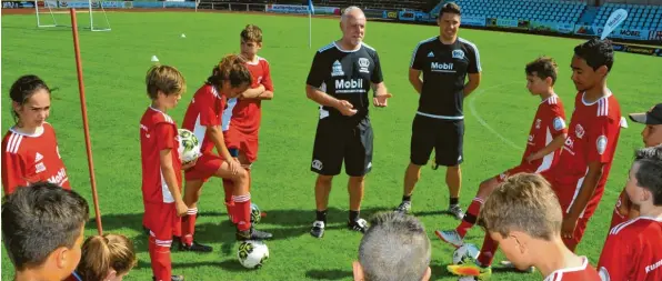  ?? Foto: Karl Aumiller ?? Die Profis von morgen im Gundelfing­er Schwabenst­adion? Wer den Sprung in den bezahlten Fußball schaffen will, braucht auch eine große Portion Glück. Dies stellte Ex-Bayern-Kicker Michael Rummenigge (Mitte) bei seinem Fußball-Camp am Pfingstwoc­henende fest.