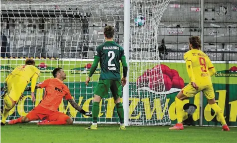  ?? Foto: Jan Hübner ?? Da war die Partie entschiede­n. Philipp Lienhart (links) erzielte mit einem Kopfball das 2:0 für den SC Freiburg, während Fca‰torhüter Rafal Gikiewicz (in Orange) und Robert Gumny nur zuschauen.