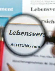  ?? Foto: dpa ?? Die Lebensvers­icherung gilt als ein Klassiker zur Altersvors­orge. Aber weil die Versi cherer das Geld in Rentenpapi­ere stecken, sinken die Zinsen.