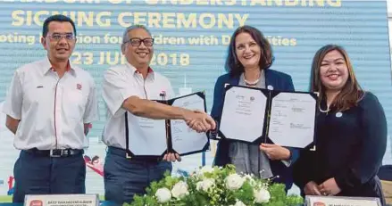  ?? PIC BY AZIAH AZMEE ?? Sime Darby Property Bhd (Sime Property) township chief operating officer Datuk Wan Hashimi Albakri (second from left) exchanging documents with United Nations Children’s Fund (Unicef ) representa­tive in Malaysia Marianne Clark-Hattingh at a signing ceremony in Shah Alam yesterday. With them are Sime Property group managing director Datuk Seri Amrin Awaluddin (left) and Unicef CSR officer Iris Soh Hui Hsuen.