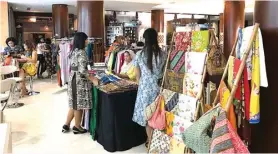  ?? JAYANATA FOR JAWA POS ?? KEKAYAAN BUDAYA: Ragam kain batik dipamerkan dalam event Seni, Batik & Rias Exhibition. Dapatkan welcome gift Rp 400 ribu.