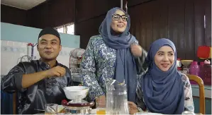  ??  ?? MALAM RAYA: Babak dalam telemovie ‘Sana Aidil Sini Fitri’ di TV2.