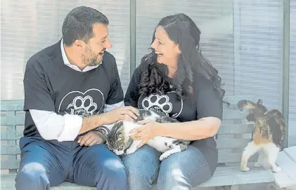  ?? DPA ?? Visita. El vicepremie­r Salvini durante una campaña contra la crueldad hacia los animales en Roma.