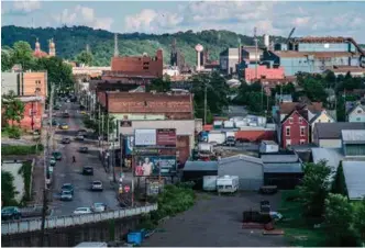  ?? FOTO: JARLE AASLAND ?? Det finnes fortsatt stålindust­ri i rustbeltet, men ikke på langt naer i samme grad som før. I Pittsburgh står tomme verk som rustne monumenter over en tid og en økonomi som var.