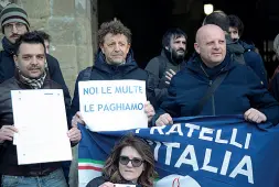  ??  ?? Il flash mob di FRatelli d’Italia fuori Palazzo Vecchio