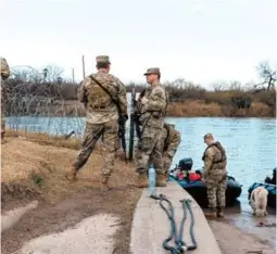  ?? FOTO: AFP Militares de la Guardia Nacional de Texas vigilan la frontera para evitar los cruces masivos de migrantes. ??