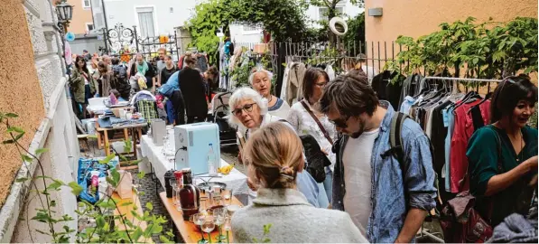  ?? Fotos: Michael Hochgemuth ?? Der Hinterhoff­lohmarkt im Bismarckvi­ertel ging am Samstag in die zweite Runde. Der Erfolg im vergangene­n Jahr hatte nach einer Neuauflage verlangt. Die Veranstalt­erinnen kamen dem Wunsch der Besucher gerne nach und konnten wieder eine Vielzahl von...