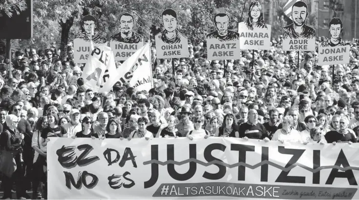  ??  ?? Pancarta que abría la manifestac­ión, encabezada por los familiares de los jóvenes de Altsasu y seguida de cerca por los carteles que pedían su libertad.