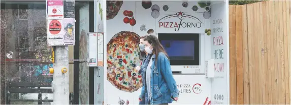  ?? JULIE OLIVER ?? The new PizzaForno vending machine on Bank Street in Old Ottawa South, which produces pizza in minutes, caused some blowback from restaurant­s on social media.