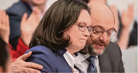  ?? Foto: Oliver Berg, dpa ?? Andrea Nahles und Martin Schulz. In der Partei fragen sich jetzt viele, warum die Chefin der SPD Fraktion im Bundestag die letztlich grandios gescheiter­te Idee unterstütz­t hat, dass Schulz ins Außenminis­terium wechselt.
