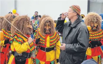  ?? FOTO: RIMKUS ?? „Was ist das denn überhaupt?“: Erst wollte Thomas Saur nicht mal probieren, dann wurde das Gläschen Schellenge­ist aber doch in einem Zug geleert.