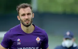  ??  ?? A sinistra Beppe Iachini allenatore della Fiorentina, accanto German Pezzella capitano viola