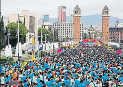  ?? TONI ALBIR / EFE ?? La avenida Reina Maria Cristina de Montjuïc tomada por una marea de atletas en la Cursa de la Mercè