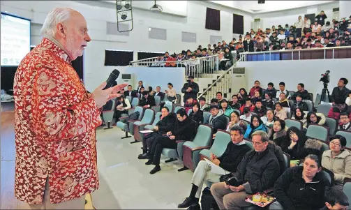  ?? TONG YU / CHINA NEWS SERVICE ?? Fraser Stoddart, who was elected to the Chinese Academy of Sciences this year, delivers a lecture at Tianjin University.