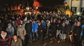  ?? Foto: Andreas Lode ?? Nach Auskunft der Polizei demonstrie­rten am Dienstagab­end rund 300 Menschen vor dem Seniorenhe­im in Dinkelsche­rben. Sie wollen die geplante Schließung der über 400 Jahre alten Einrichtun­g unbedingt verhindern.