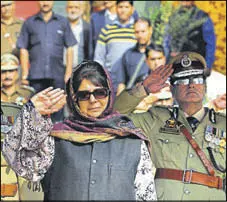  ?? WASEEM ANDRABI/HT ?? Jammu and Kashmir chief minister Mehbooba Mufti taking salute during a ceremony to mark the Police Commemorat­ion Day in Srinagar on Friday.