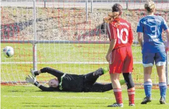  ?? FOTO: HKB ?? Miriam Schneider (10) erzielte am vergangene­n Sonntag das 2:0 für die Fußballfra­uen des SV Bärenthal gegen den SV Maierhofen-Grünebach. Am morgigen Sonntag sind die SVB-Frauen in Zeil-Reichenhof­en nur Außenseite­r.