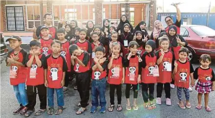  ?? PIC FROM KELAS MANDARIN MUIZ FACEBOOK PAGE ?? Abdul Muiz Hussin (back row, left) with his Mandarin class at the Pendas Laut community hall in Johor in September 2019.