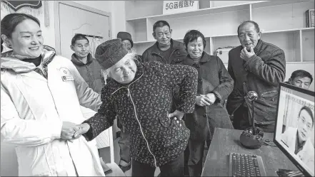  ?? CHEN LI / XINHUA ?? Villager Fang Linfang (center) shows a doctor where she feels pain via the internet in Dawan village deep in the Dabie Mountains in Lu’an, Anhui province, last month. With the help of Yuan Ling (left), a village doctor, more than 10 villagers received treatment from experts at Lu’an People’s Hospital in the city. The village opened the online service in 2019.